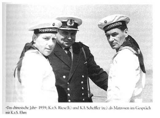 „Das chinesische Jahr“ 1959: K.z.S. Riese (li.) und KA Scheffler (re.) als Matrosen im Gespräch mit K.z.S. Ehm